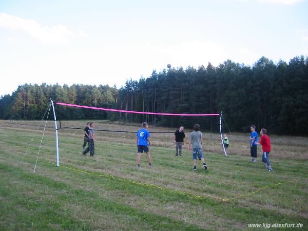 Teilnehmer beim Volleyballspielen