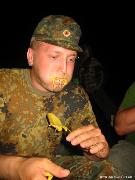 Jürgen mit einem Löffel gelb-grünem Schnappi-Brotaufstrich, die Hälfte davon im Gesicht