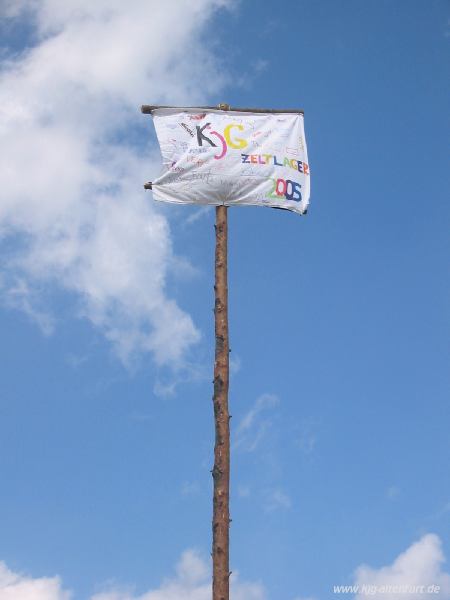 Unsere Fahne: KjG Zeltlager 2005 in großen bunten Buchstaben, darum haben alle Teilnehmer und Leiter unterschrieben
