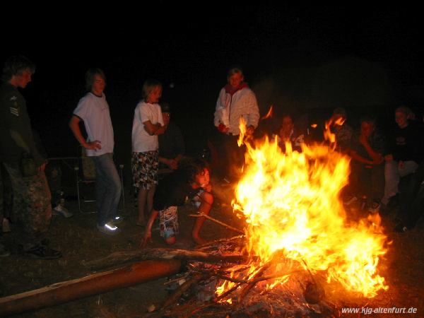 Maxim pustet Mehl ins Feuer, durch die Verpuffung kommt es zu einer Stichflamme