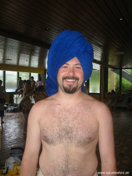 Martin im Schwimmbad mit einem blauen Badetuch als Turban