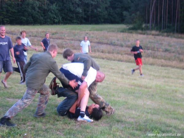 Leiter und Teilnehmer beim Rugby spielen