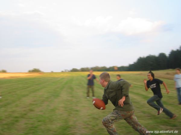 Thomas rennt beim Rugbyspielen mit dem Ball über das Feld