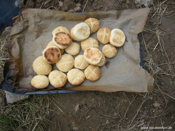 Ein Blech voller Zwiebelbrötchen