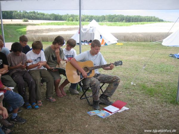 Thomas spielt beim Gottesdienst Gitarre