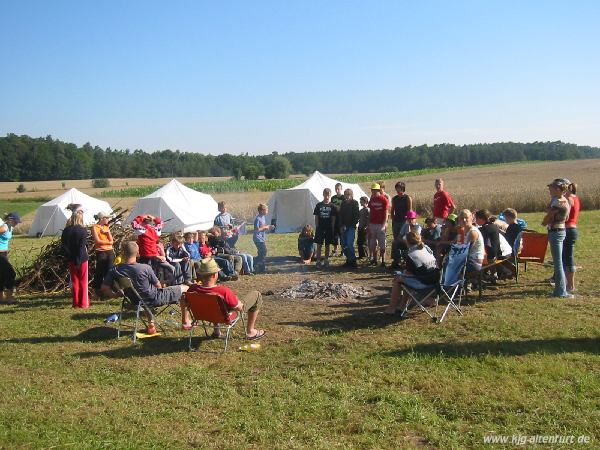 Teilnehmer und Leiter sammeln sich zum Morgenimpuls an der Feuerstelle