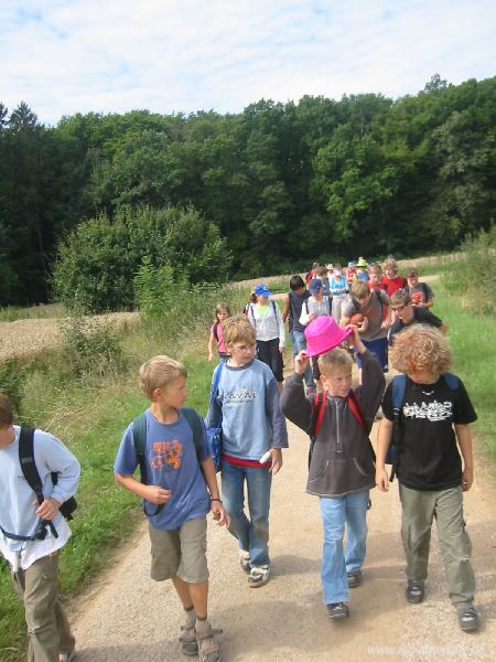 Die Teilnehmer laufen auf einem Feldweg zur Straße, wo wir auf den Bus warten