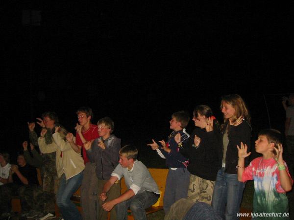 Die Teilnehmer springen bei diesem Speil nacheinander von ihren Bänken auf, wedeln mit den Armen und schreien dazu "Kuckuck"