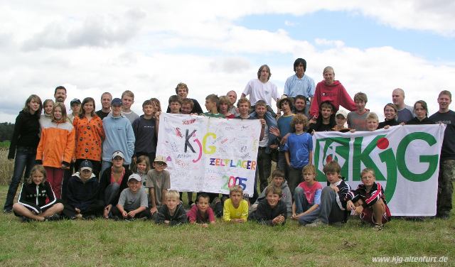 Gruppenfoto der 39 Teilnehmer und 8 Gruppenleiter mit KjG-Banner und Lagerfahne