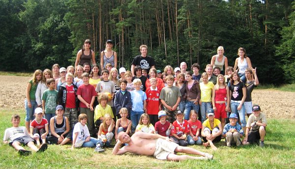 Gruppenfoto mit den Teilnehmern des Zeltlagers und den gruppenleiter