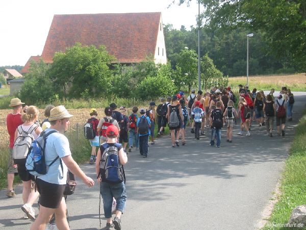 Die Gruppe läuft durch ein Dorf