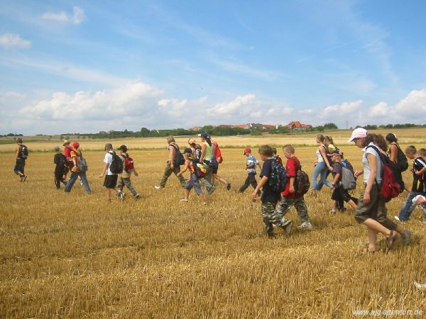 Wir laufen durch ein abgemähtes Kornfeld