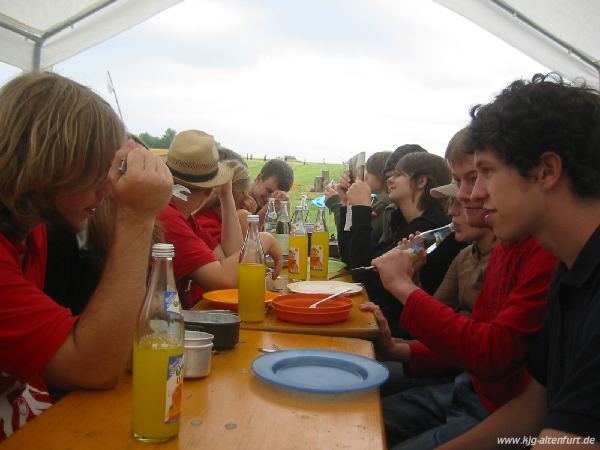 Die Teilnehmer sitzen an ihren Tischen und warten auf das Abendessen