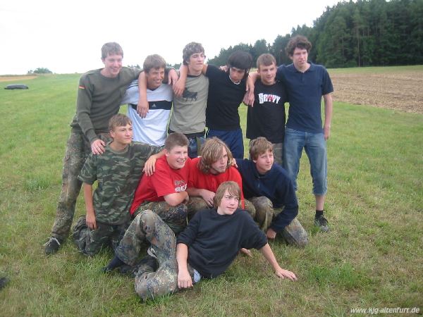 Die großen Jungs posieren fürs Teamfoto