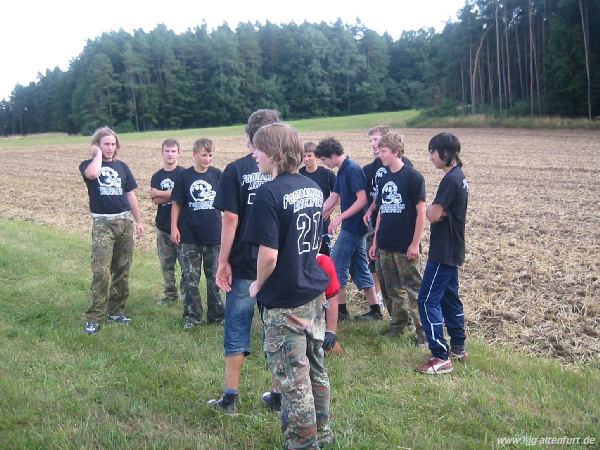 Die großen Jungs tragen T-Shirts, die sie extra für das Zeltlager drucken ließen