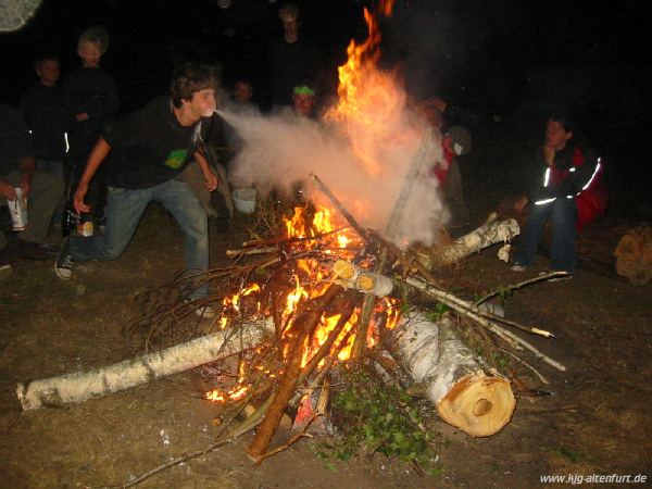 Maxim pustet Mehl ins Feuer