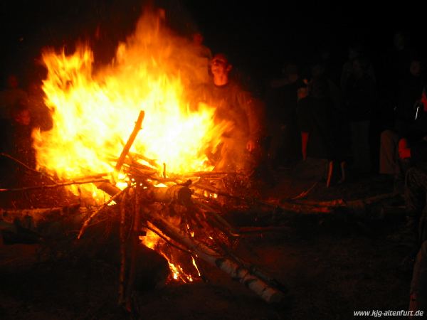 Stefan pustet Mehl ins Feuer und es gibt eine kleine Verpuffung