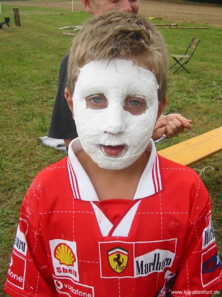 Florian mit einer Gipsmaske im Gesicht