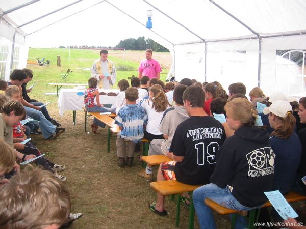 Gottesdienst unter dem Pavillon