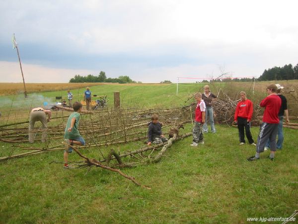 Die Teilnehmer bringen Holz aus dem Wald