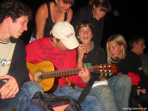 Immanuel spielt Gitarre, die anderen singen dazu